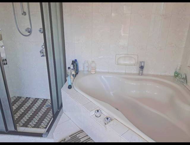 6 BEDROOM FREEHOLD FOR SALE IN SUIDEROORD